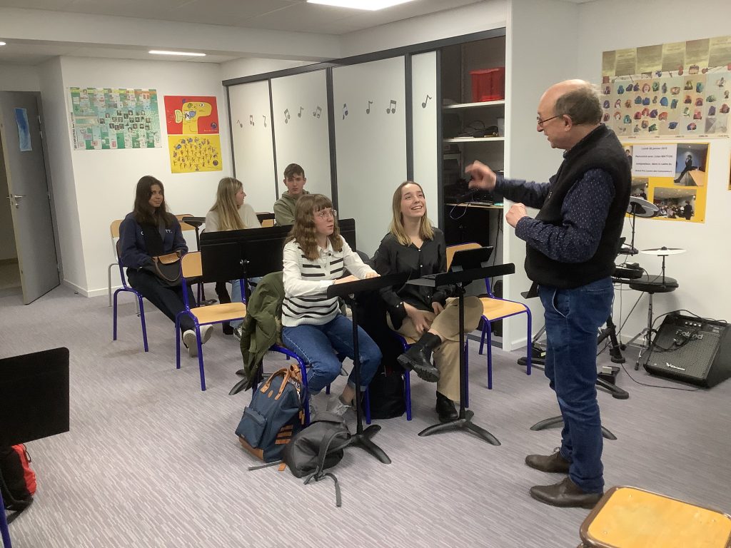 Des lycéens du LGT de l'Ensemble Baudimont rencontrent un compositeur.