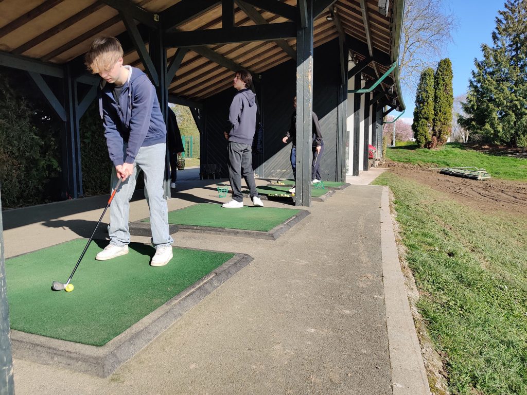 jeunes joueurs de golf à Anzin-Saint-Aubin