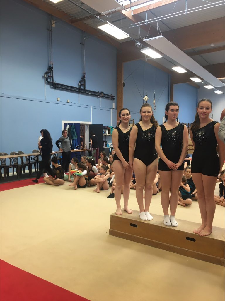 gymnastes sur un podium