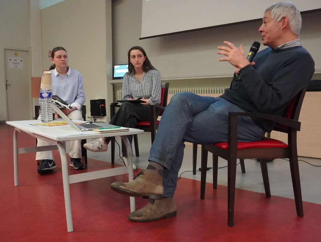 conférence organisée par des lycéens amphithéâtre