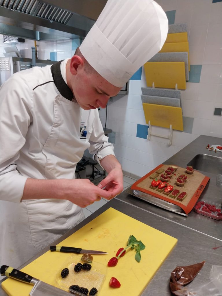 élève en bac pro cuisine au travail