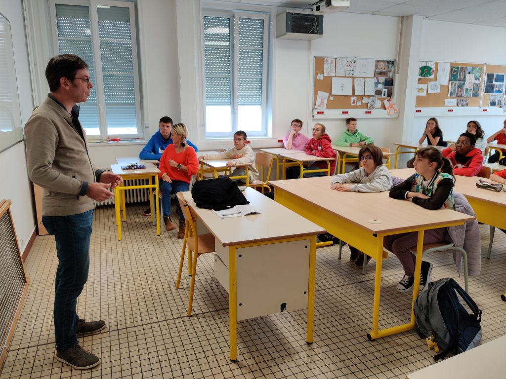 un avocat devant une classe de collégiens arras